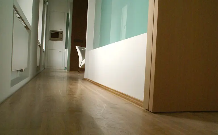 Przedpokój w stylu eklektycznym z industrialnymi akcentami i nowoczesnymi detalami.