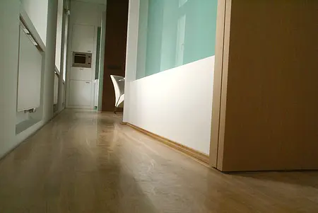 Przedpokój w stylu eklektycznym z industrialnymi akcentami i nowoczesnymi detalami.