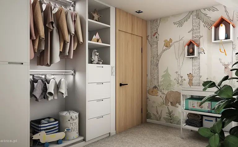 Garderoba z jasnymi meblami, drewnianymi detalami i dekoracyjną tapetą.
