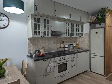 Kuchnia w stylu prowansalskim i skandynawskim z drewnianymi elementami i białymi meblami