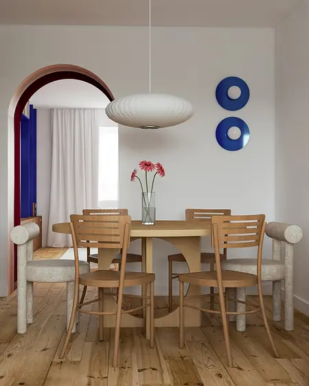 Wnętrze jadalni z drewnianym stołem, krzesłami i różowymi kwiatami w stylu dopamine decor, vintage.