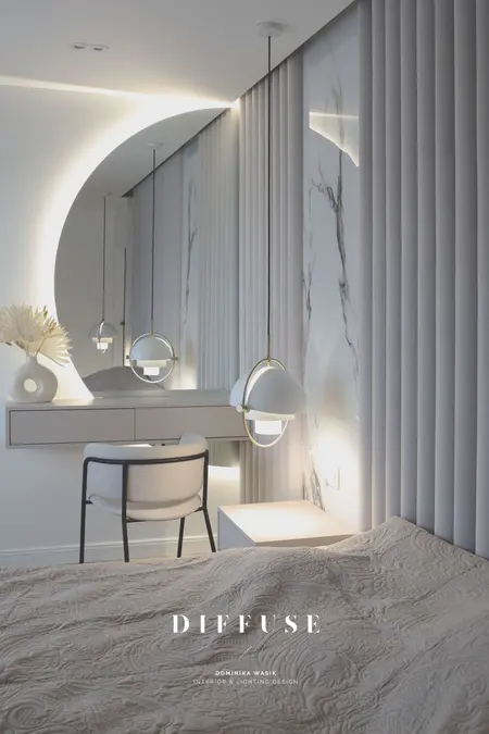 Wnętrze sypialni z boho i minimalistycznymi elementami, szare zasłony, nowoczesne lampy.