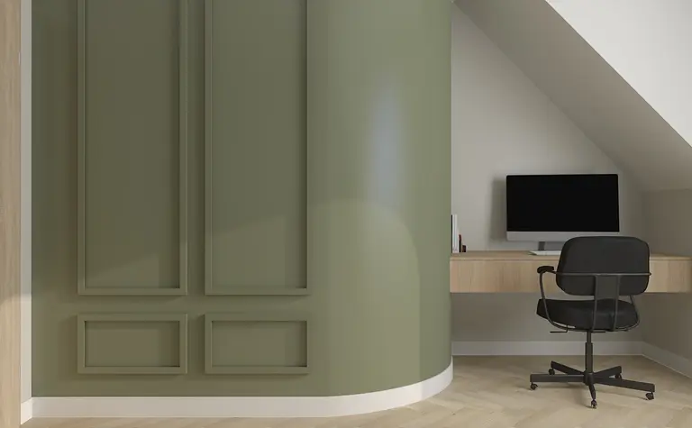 Gabinet w stylu soft minimalizm z zieloną ścianą i drewnianym biurkiem.