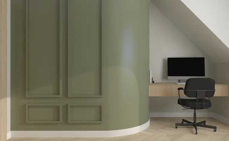 Gabinet w stylu soft minimalizm z zieloną ścianą i drewnianym biurkiem.