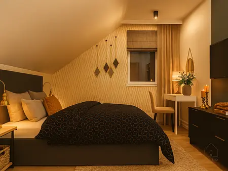 Sypialnia minimalistyczna z brązowym łóżkiem, beżową pościelą i eleganckim biurkiem.