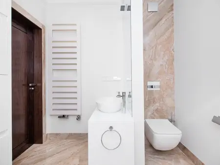 Nowoczesna łazienka z eklektycznymi i glamour akcentami oraz tradycyjnymi detalami.