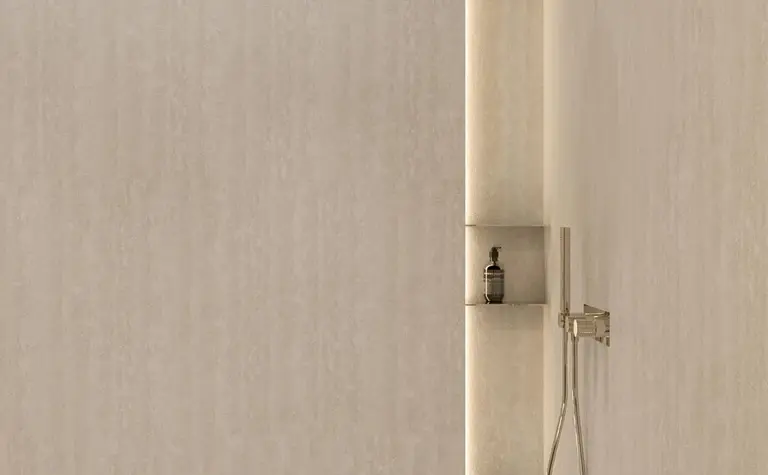 Nowoczesna łazienka w stylu japandi z minimalistycznym prysznicem i oświetleniem LED.