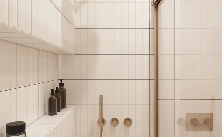 Nowoczesna łazienka z białymi płytkami, prysznicem i brązowymi detalami. Styl glamour, japandi, soft minimalizm.