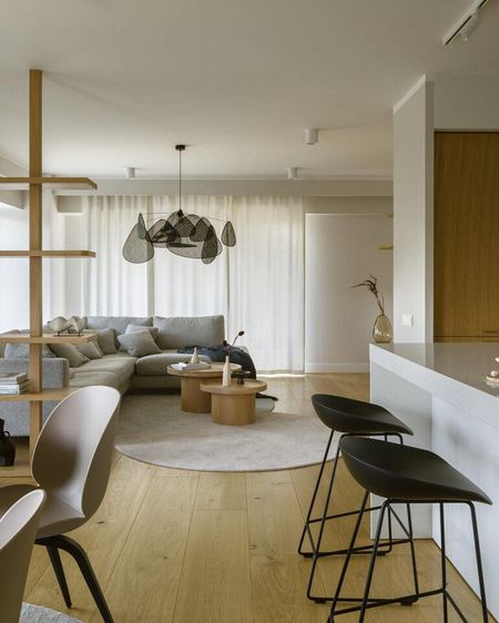 Wnętrze salonu w stylu nowoczesnym z minimalistycznym wystrojem i elementami quiet luxury