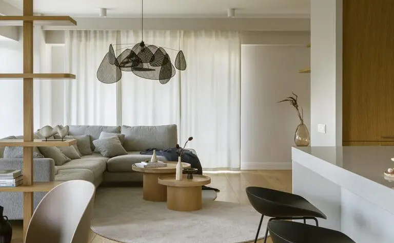 Wnętrze salonu w stylu nowoczesnym z minimalistycznym wystrojem i elementami quiet luxury
