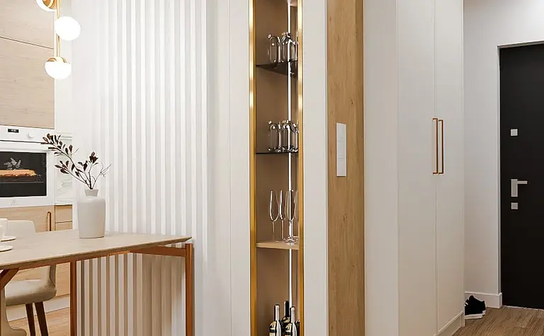Stylowa jadalnia z drewnianym stołem, białymi meblami i eleganckim oświetleniem, quiet luxury.