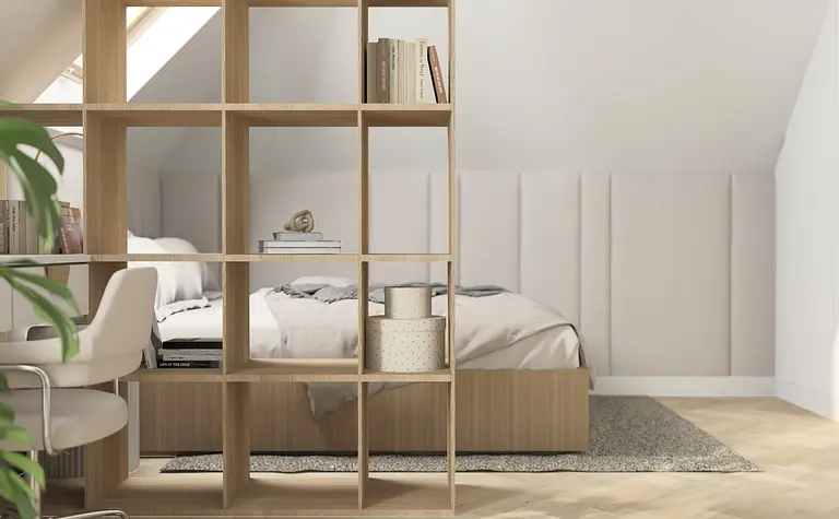 Poddasze z łóżkiem, biurkiem i drewnianymi detalami w stylu soft minimalizm, tradycyjnym i współczesnym.