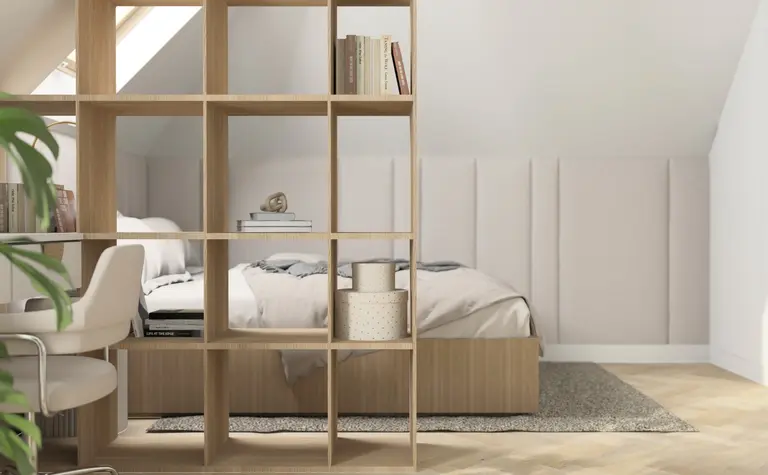 Poddasze z łóżkiem, biurkiem i drewnianymi detalami w stylu soft minimalizm, tradycyjnym i współczesnym.