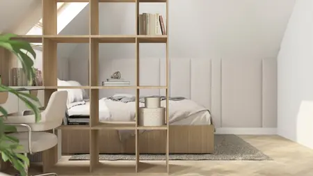 Poddasze z łóżkiem, biurkiem i drewnianymi detalami w stylu soft minimalizm, tradycyjnym i współczesnym.