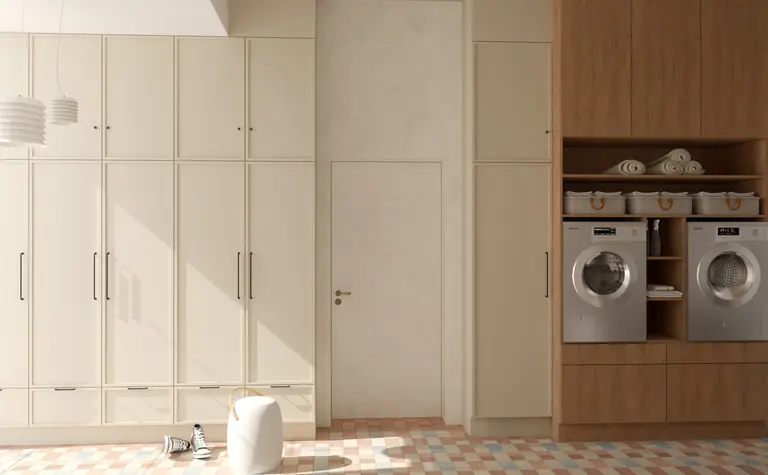Pralnia w stylu quiet luxury z białymi szafkami, vintage akcentami i soft minimalizmem.