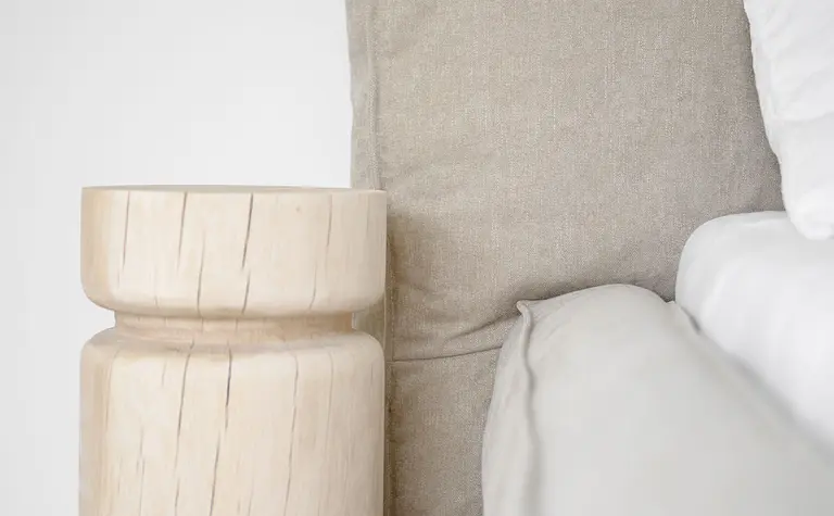 Minimalistyczne wnętrze z beżową sofą i drewnianym stolikiem, styl minimaluxe.