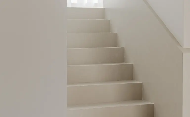 Jasne schody w stylu japandi, minimalistycznym i soft minimalizm