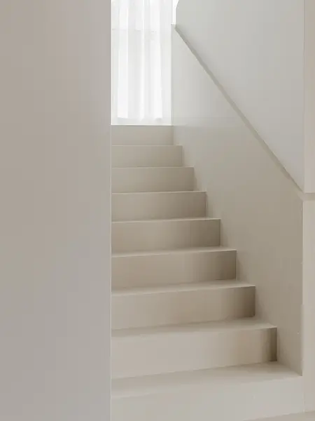 Jasne schody w stylu japandi, minimalistycznym i soft minimalizm