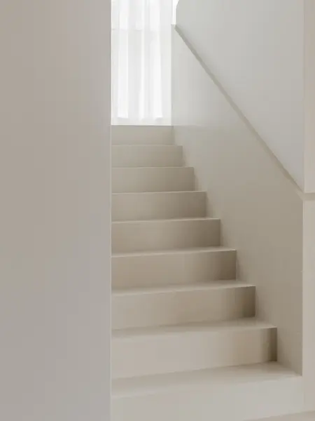 Jasne schody w stylu japandi, minimalistycznym i soft minimalizm