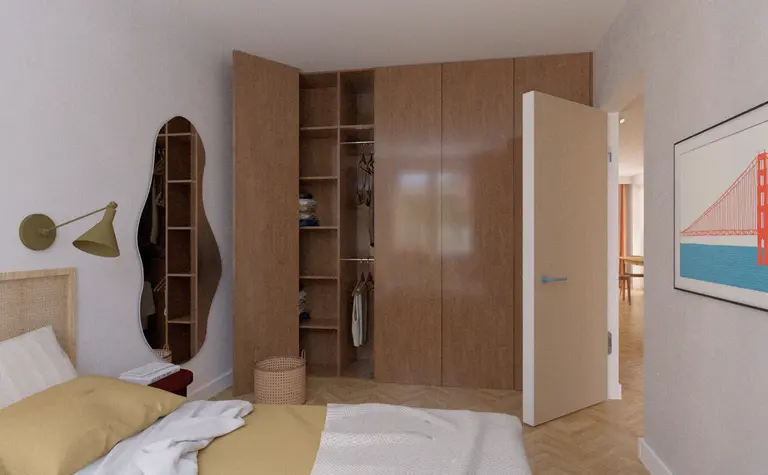 Wnętrze sypialni z drewnianą szafą, lustrem i jasnymi akcentami, styl dopamine decor, eklektyczny, współczesny.