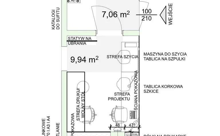 Wnętrze biura w stylu industrialnym z miejscem do pracy i strefą wypoczynku.