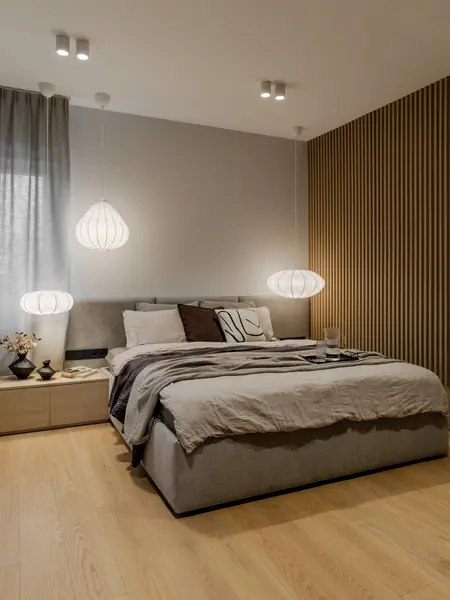 Wnętrze sypialni w stylu japandi i minimalistycznym z białymi lampami.