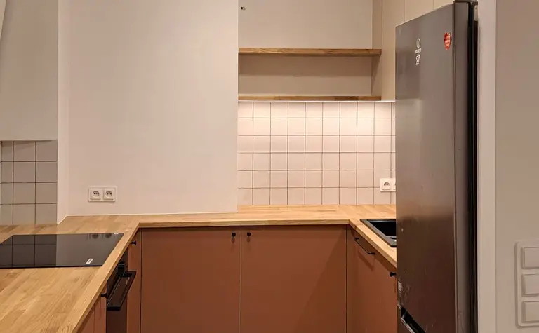 Kuchnia w stylu dopamine decor, eklektycznym, japandi, nowoczesnym z brązowymi meblami.