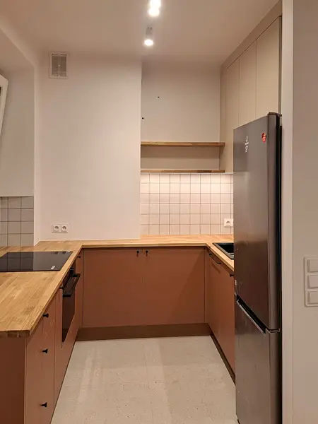 Kuchnia w stylu dopamine decor, eklektycznym, japandi, nowoczesnym z brązowymi meblami.