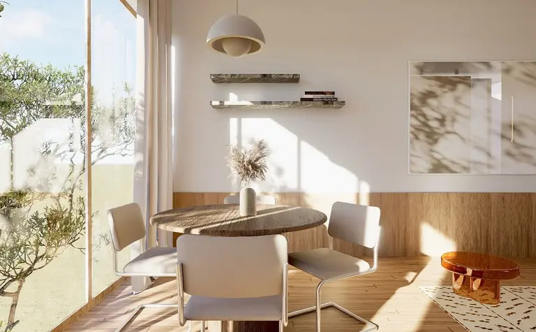 Wnętrze jadalni w stylu minimalistycznym z naturalnym drewnem, białymi meblami i dużymi oknami.