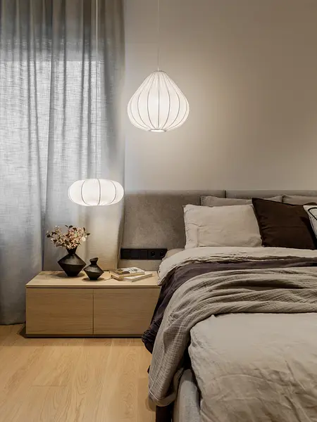 Przytulna sypialnia w stylu japandi, minimalistycznym i soft minimalizmie z drewnianymi elementami.