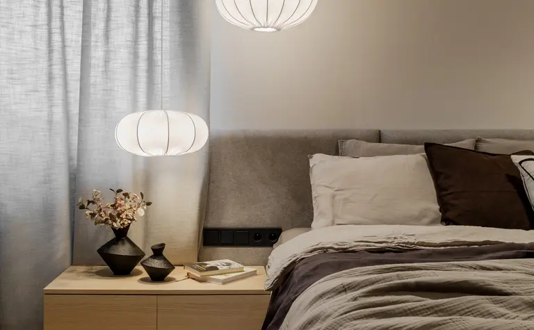 Przytulna sypialnia w stylu japandi, minimalistycznym i soft minimalizmie z drewnianymi elementami.