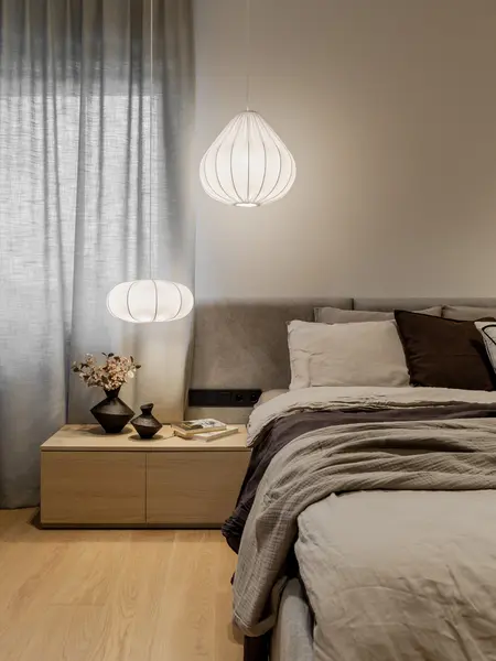 Przytulna sypialnia w stylu japandi, minimalistycznym i soft minimalizmie z drewnianymi elementami.