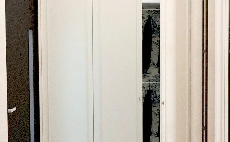 Garderoba w stylu art deco, minimalistycznym i tradycyjnym z białymi szafami.