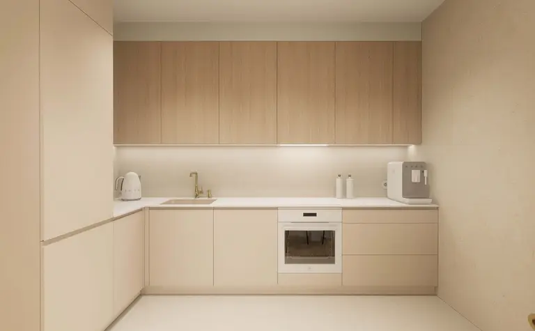 Kuchnia w stylu japandi z minimalistycznymi meblami i nowoczesnym wyposażeniem.