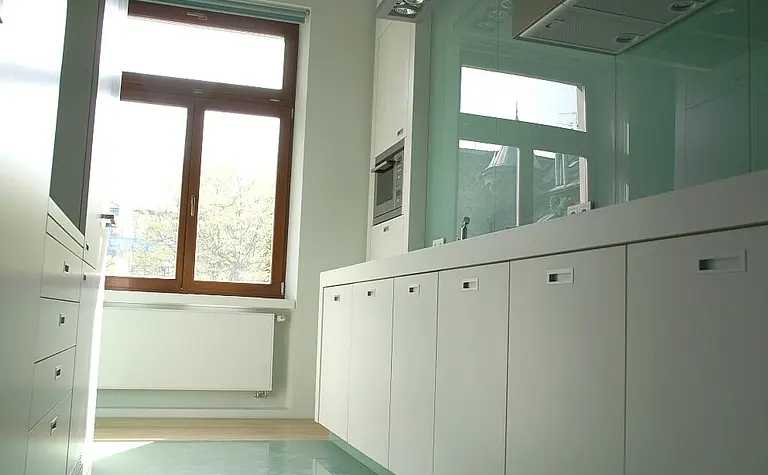 Kuchnia w stylu eklektycznym z białymi meblami i industrialnymi detalami.