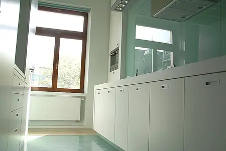 Kuchnia w stylu eklektycznym z białymi meblami i industrialnymi detalami.
