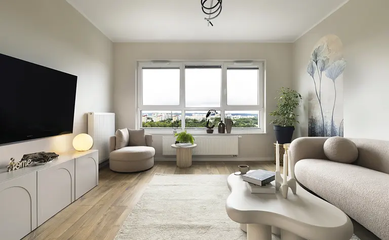 Wnętrze salonu w stylu japandi z jasnymi meblami i roślinami