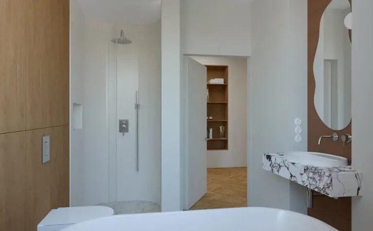 Wnętrze łazienki w stylu minimalistycznym z vintage akcentami, drewniane detale.