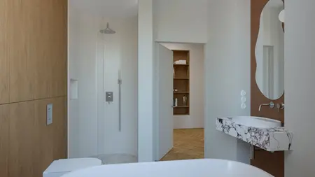 Wnętrze łazienki w stylu minimalistycznym z vintage akcentami, drewniane detale.