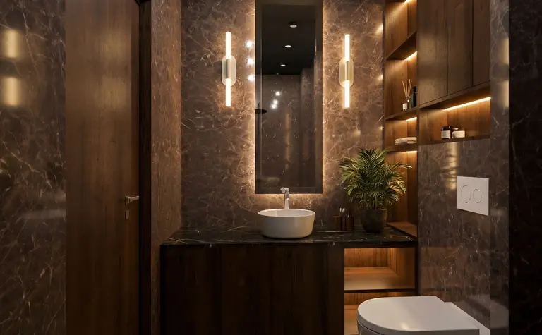 Elegancka łazienka z marmurowymi ścianami i drewnianymi detalami, styl glamour.