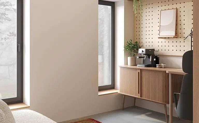 Wnętrze biura w stylu japandi, minimalistycznym z nowoczesnym biurkiem i skandynawskim dywanem.