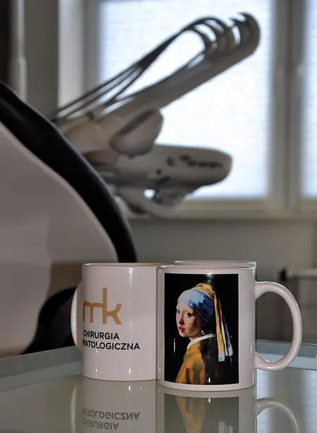 Biuro z filiżankami na szklanym stole, minimalistyczny styl, nowoczesne wnętrze.