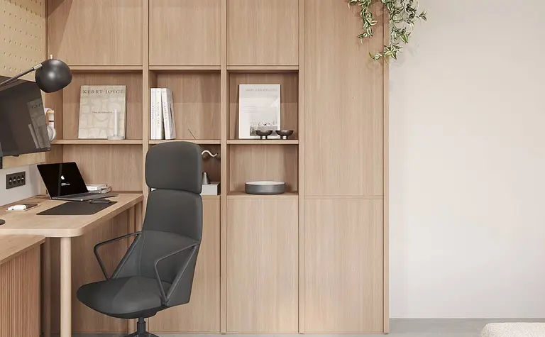 Wnętrze gabinetu w stylu japandi i minimalistycznym z drewnianym biurkiem.