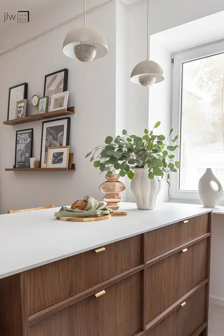 Wnętrze kuchni w stylu art deco i skandynawskim z roślinami.