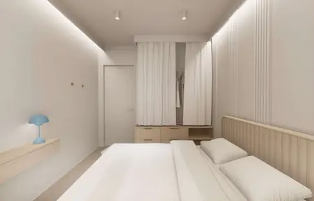 Minimalistyczna sypialnia z elementami japandi i quiet luxury, jasne kolory, drewniane akcenty.