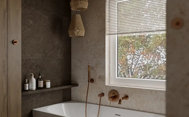 Wnętrze łazienki z białą wanną, drewnem i detalami boho, japandi, rustykalnym.