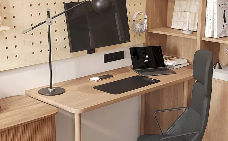 Wnętrze gabinetu z drewnianym biurkiem, minimalistycznym designem i nowoczesnymi akcesoriami.