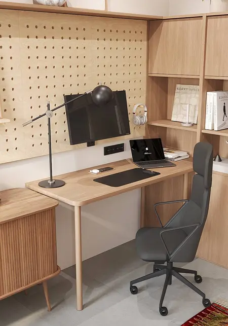 Wnętrze gabinetu z drewnianym biurkiem, minimalistycznym designem i nowoczesnymi akcesoriami.