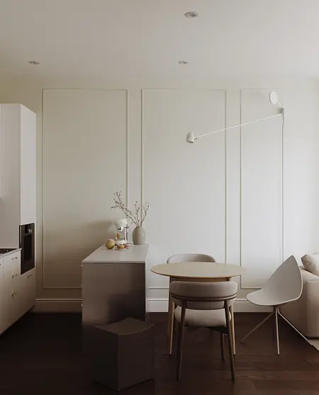 Przestronna kuchnia w stylu soft minimalizm z beżowymi meblami i szarym blatem.