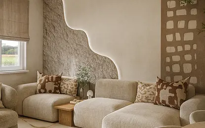 Wnętrze salonu w stylu japandi z jasnymi meblami i kamienną ścianą.